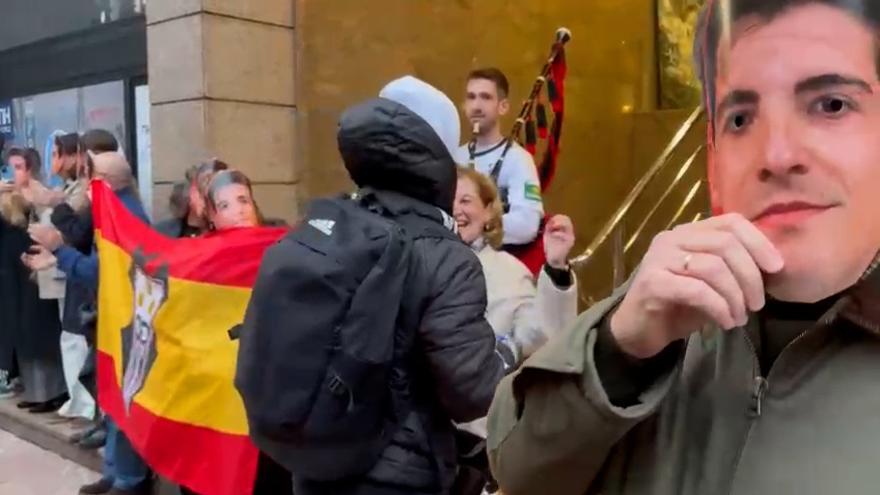 La reacción de Riki al ser recibido con gaitas y caretas a su llegada a Oviedo: «Es tímido y lo pasa mal, pero en el fondo lo agradece»