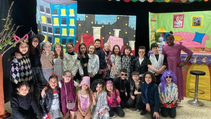 El Colegio Peña Tú de Llanes celebra el Día de la Llingua Materna con teatro asturiano