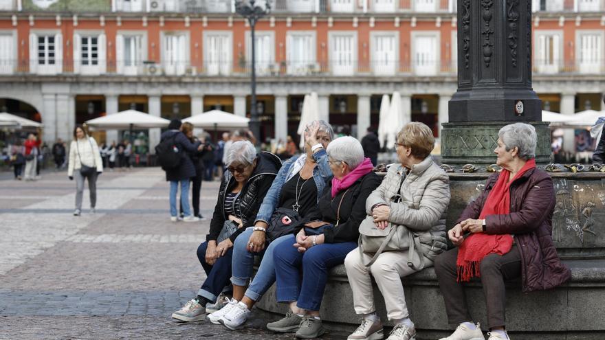 España supera los 49 millones de habitantes pese a que los nacimientos siguen cayendo