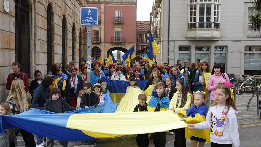 Medio millar de ucranianos se concentran en Gijón por el tercer aniversario de la invasión de Rusia: «Queremos que acabe ya»