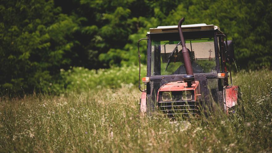 Herido al caer con su tractor por un desnivel de 50 metros en Amieva