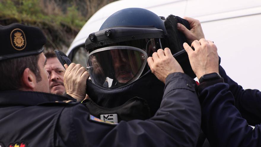 Medio siglo de un servicio policial a prueba de bomba: así trabajan los Tedax en Asturias
