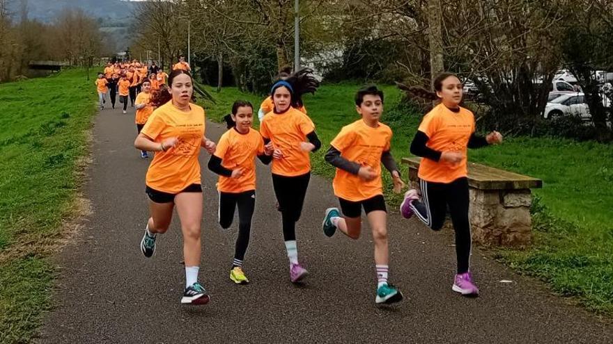 Grado se vuelca con la carrera a favor de Galbán: mucha solidaridad (y chocolate caliente)