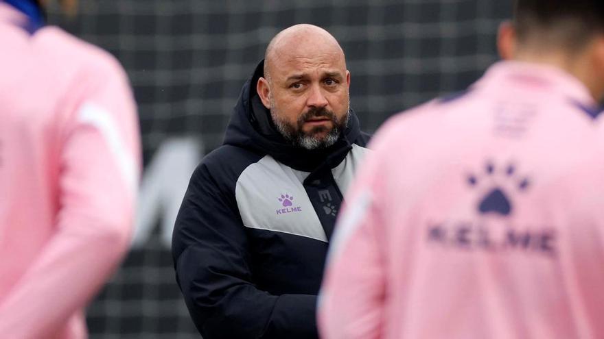 El entrenador del Espanyol, sobre las amenazas a Romero por su entrada a Mbappé: «Es lamentable, si el Gobierno no pone límites en las redes sociales algún día pasará algo grave»