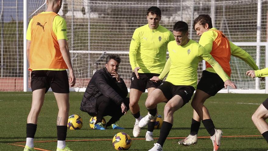 El Sporting vuelve al trabajo con Gaspar en el verde y David Guerra y Otero como espectadores