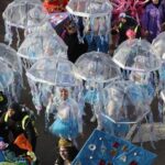 La zona oeste de Gijón ya celebra el Antroxu con un multitudinario desfile