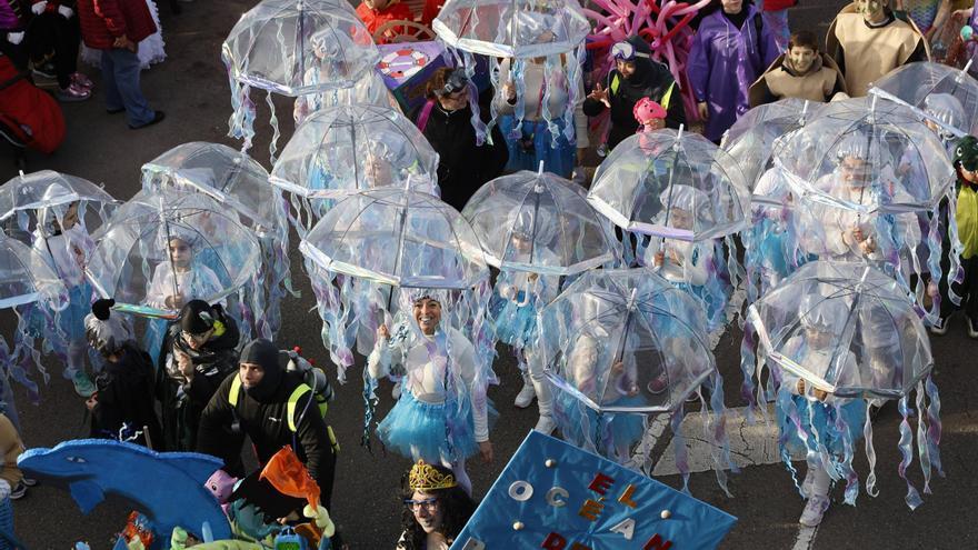 La zona oeste de Gijón ya celebra el Antroxu con un multitudinario desfile