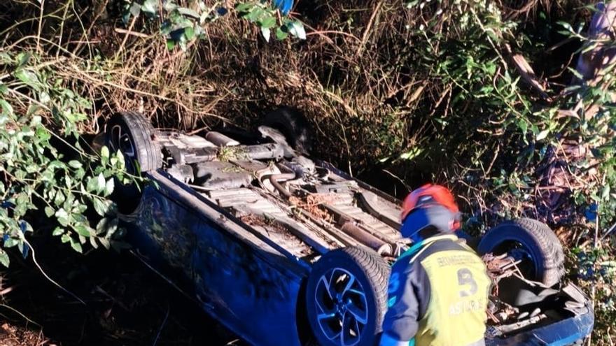 Espectacular accidente de tráfico en Castrillón con una persona herida