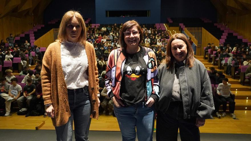 La educadora Marina Marroquí enseña cómo «querer bien» a 400 alumnos de Siero: «La violencia sexual crece de forma alarmante entre adolescentes»