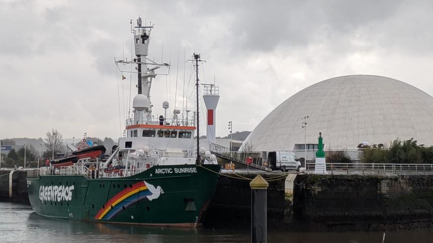 “El gas nos sale caro”: Greenpeace denuncia en Avilés «la trampa» del gas fósil y se opone a su rescate