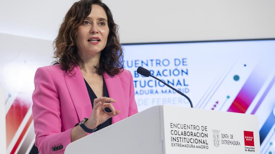 Ayuso asegura que su pareja ha sido «agredida» por un cámara