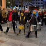 Las charangas ya desfilan por el centro de Gijón antes de que se descubra el disfraz de Pelayo