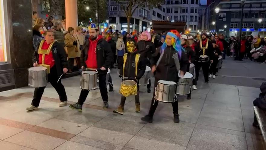 Las charangas ya desfilan por el centro de Gijón antes de que se descubra el disfraz de Pelayo