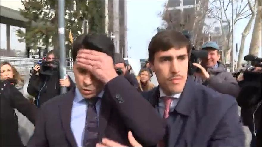 El novio de Ayuso recibe un golpe en la cabeza con una cámara a la salida de los tribunales