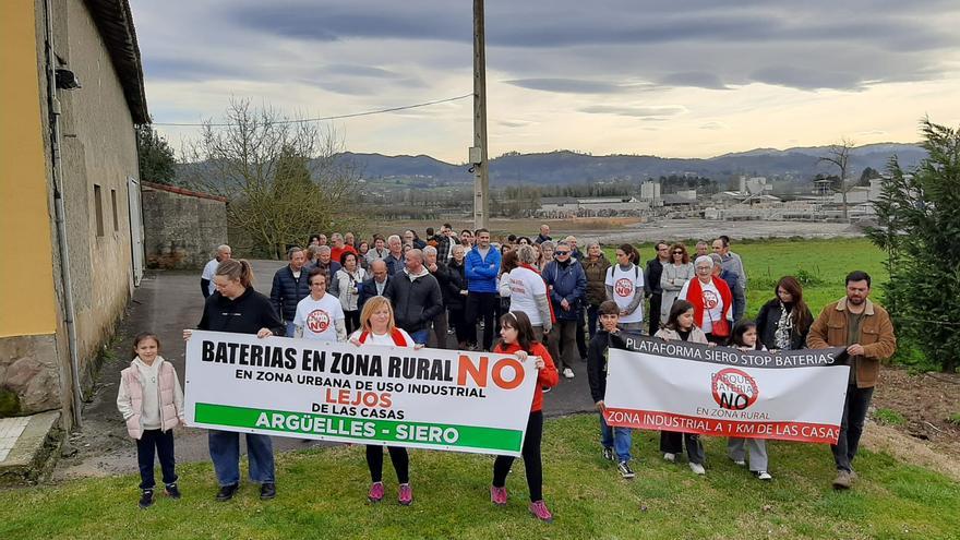Argüelles se tiñe de rojo contra las baterías: «No las queremos en nuestra parroquia»