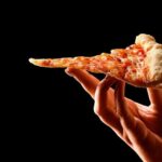 Soy cocinero y así debes recalentar la pizza en dos minutos para que quede recién hecha: el truco de la porción