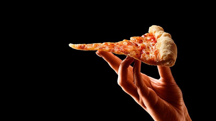Soy cocinero y así debes recalentar la pizza en dos minutos para que quede recién hecha: el truco de la porción