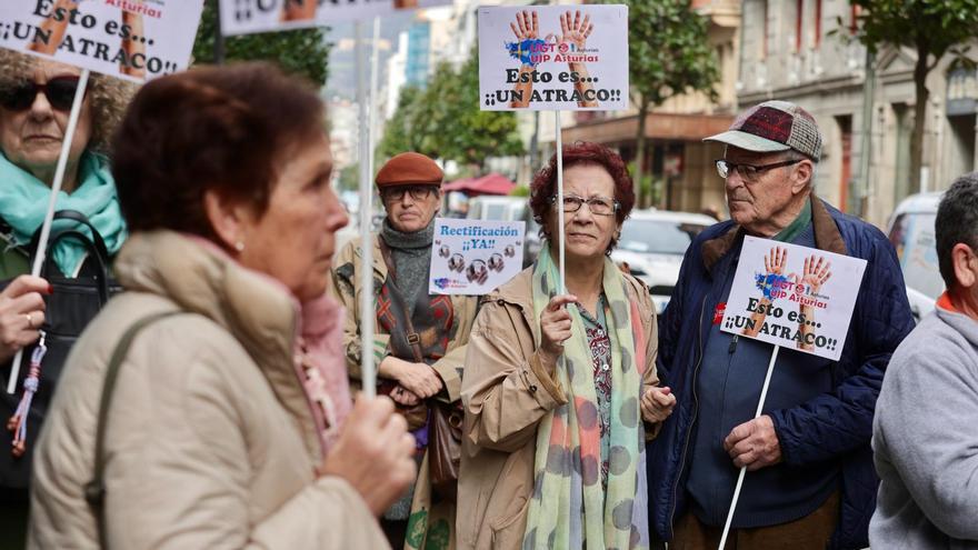 VÍDEO: Los mutualistas asturianos salen a la calle contra Hacienda: «Miles de personas perderán el dinero que se les debe»