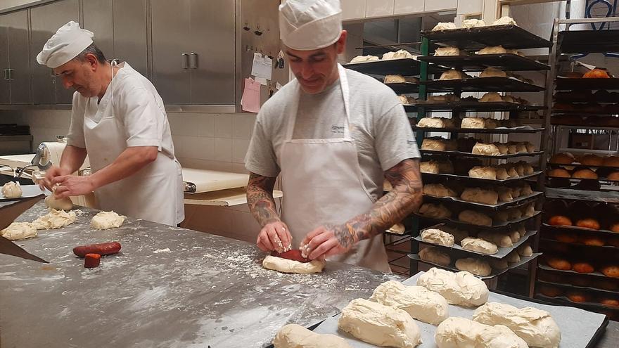EN IMÁGENES: La Pola enciende les Comadres en los hornos de sus obradores