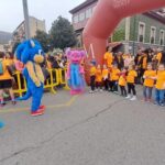 El frente naranja contra el cáncer infantil bate récords en las Cuencas: las carreras solidarias reúnen a miles de personas