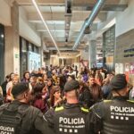 Tenso enfrentamiento con la policía por un acto de Vox celebrado en un centro feminista de Santa Coloma