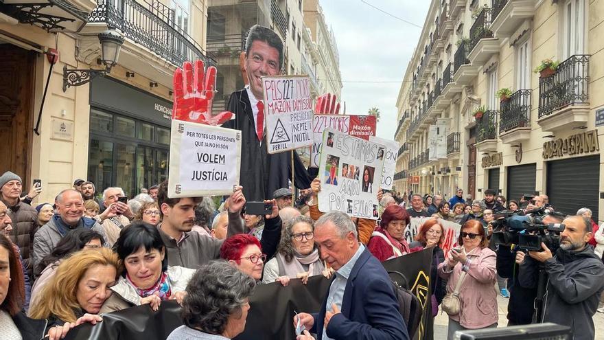 Protesta contra Mazón a las puertas de la Generalitat