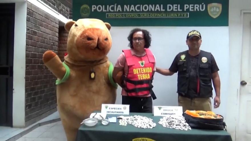 Un policía peruano se disfraza de la ‘Capibara del amor’ para capturar a un traficante de droga