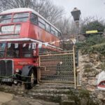 El secreto de Arbujuelo, el pueblo de Soria que esconde un autobús inglés desde hace 40 años: «No está abandonado, es un expediente X»