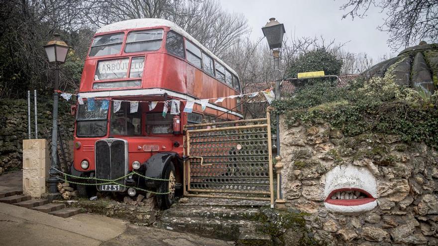 El secreto de Arbujuelo, el pueblo de Soria que esconde un autobús inglés desde hace 40 años: «No está abandonado, es un expediente X»