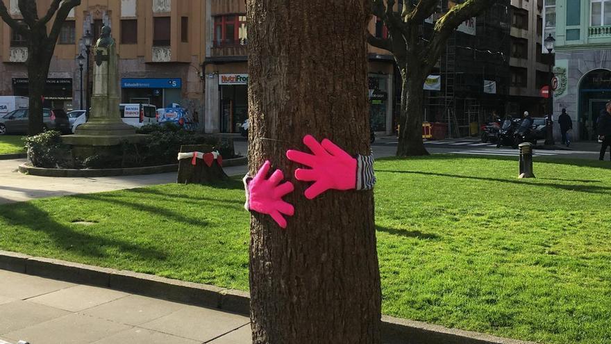 San Valentín «abraza» la plazuela de San Miguel de Gijón: por este motivo hay corazones y mensajes de amor en sus árboles