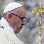 El Papa pasa tranquilo la noche y recibe el tratamiento para la neumonía bilateral