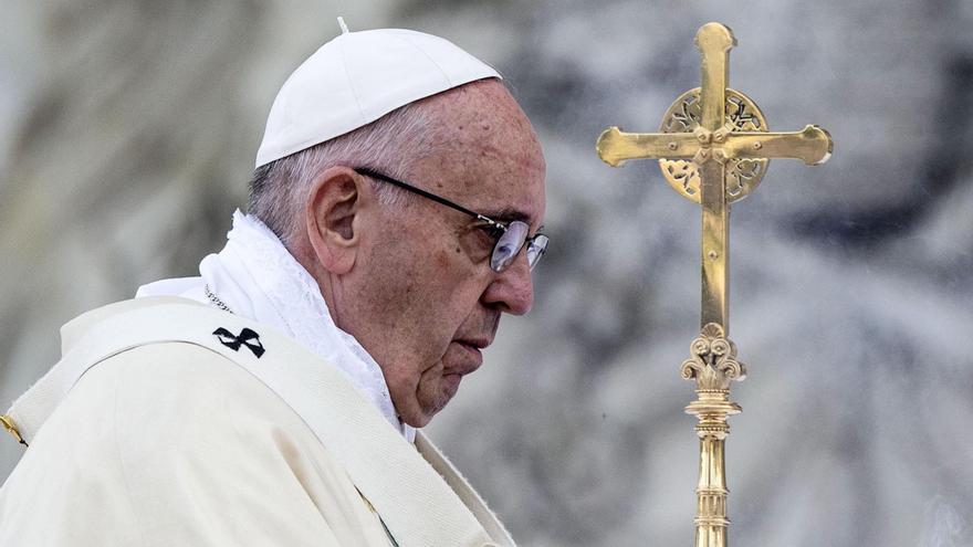 El Papa pasa tranquilo la noche y recibe el tratamiento para la neumonía bilateral