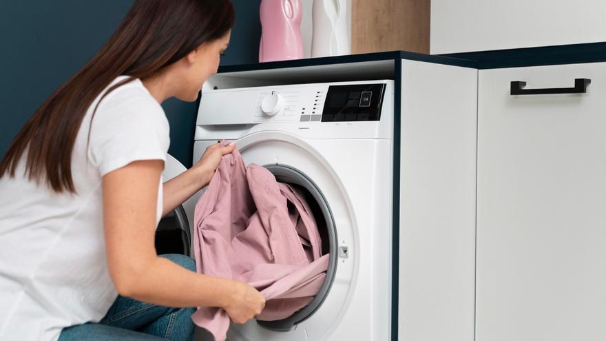 Soy experta en limpieza y te recomiendo el truco del número 6 para que tu ropa salga perfecta (y ahorres)