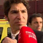 La extraña reacción de Cayetano Rivera al enterarse de la venta del capote de su padre en televisión
