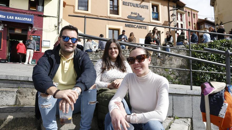 La Cuesta del Cholo se sacude el invierno y las obras en Cimavilla: ambientazo con el sol de marzo (en imágenes)