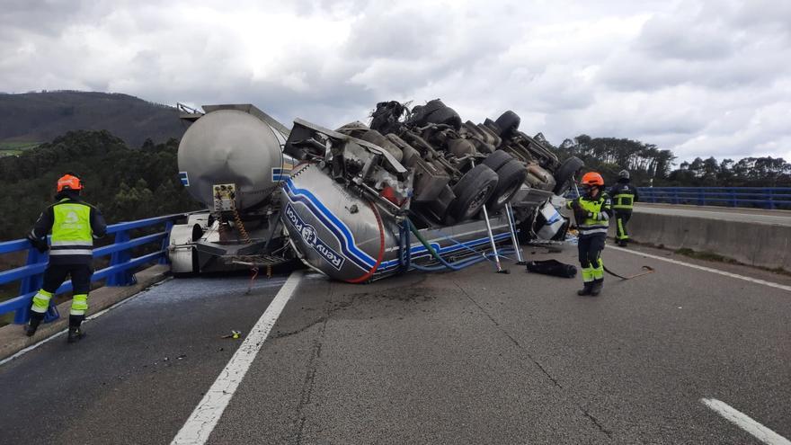 Normalizada la circulación en la Autovía del Cantábrico tras el accidente que dejó herido grave a un camionero en Navia