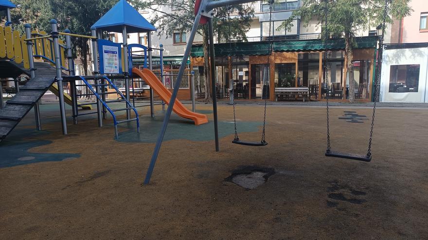 Nuevo deterioro en el área de juegos del parque municipal de Cangas de Onís