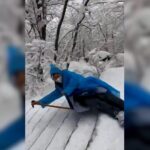 Unos turistas caen peligrosamente por unas escaleras congeladas en una famosa montaña china
