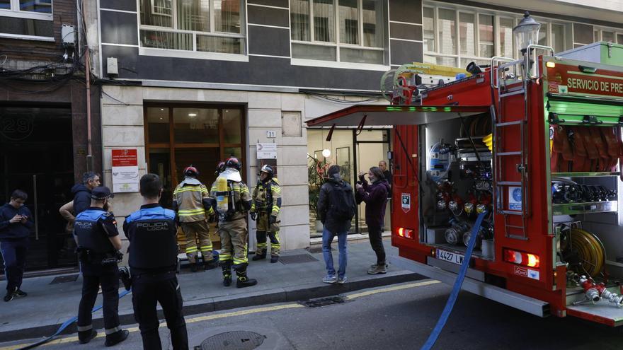 Alarma en Gijón por un cortocircuito en céntrico piso (en imágenes)
