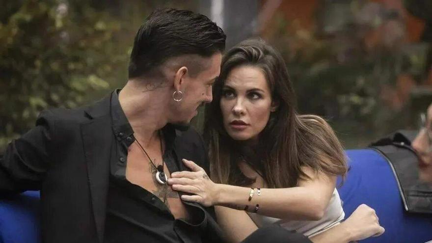 Cruce de mensajes de Jessica Bueno y Luitingo: ella visita al psicólogo y él sentencia que «tengo el corazón herido y tú no lo sabes»