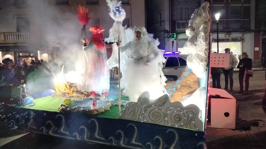 Navia disfruta de un colorido y multitudinario carnaval