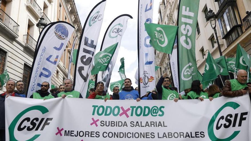 Los funcionarios se plantan frente a Hacienda para recuperar la pérdida de poder adquisitivo: «Estamos abandonados»
