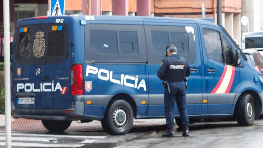 Dos menores asaltan y tiran al suelo a una anciana con andador en Avilés