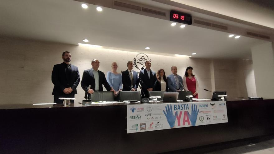«¡Dejadnos trabajar!», el grito de protesta de los veterinarios por la normativa que regula los antibóticos para mascotas