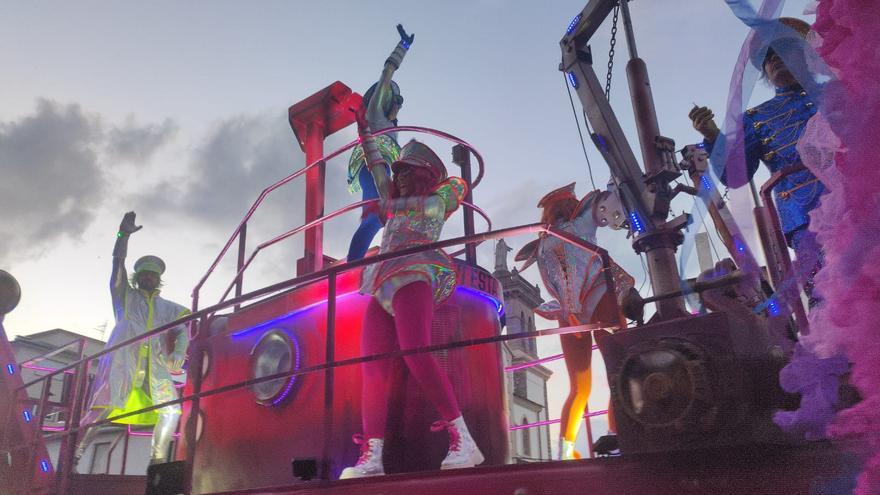 “Os Mismos de Sempre” se coronan en el carnaval de casa con sus carrozas: así fue el espectacular desfile de Tapia