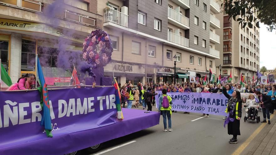 VÍDEO: Asturias sale a la calle en la gran marcha del 8M en Gijón: «Nos quieren quitar los derechos que nuestras abuelas consiguieron»