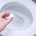 Cómo limpiar el fondo del váter y eliminar las manchas marrones