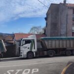 Un camión derriba el cable telefónico en Cayés y los vecinos estallan: «¡Necesitamos ayuda ya!»