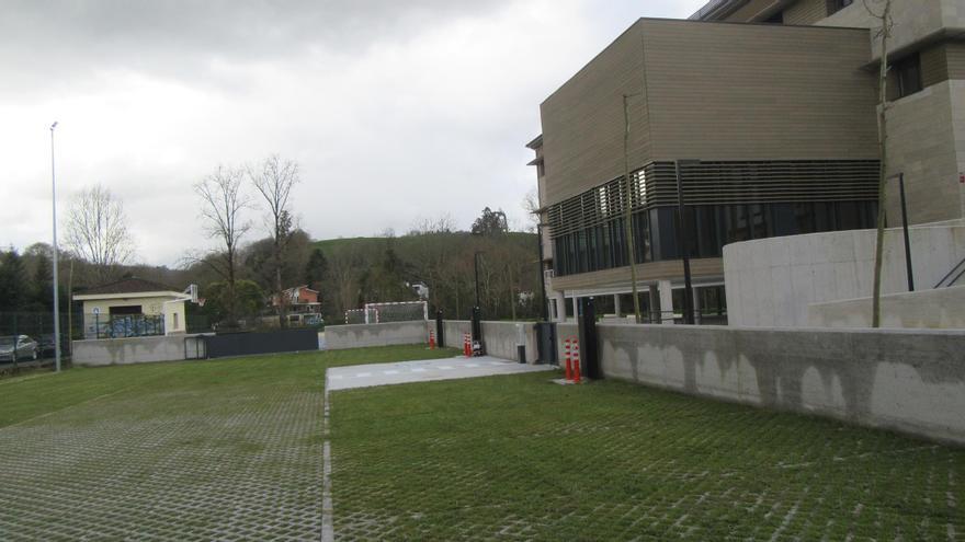 El aparcamiento ecológico del instituto de Cangas de Onís recupera su imagen