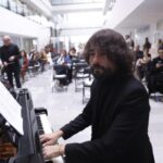 La emotiva historia de Guillermo Martínez, el músico que regaló un concierto al HUCA: «Es el lugar en el que volví a nacer»